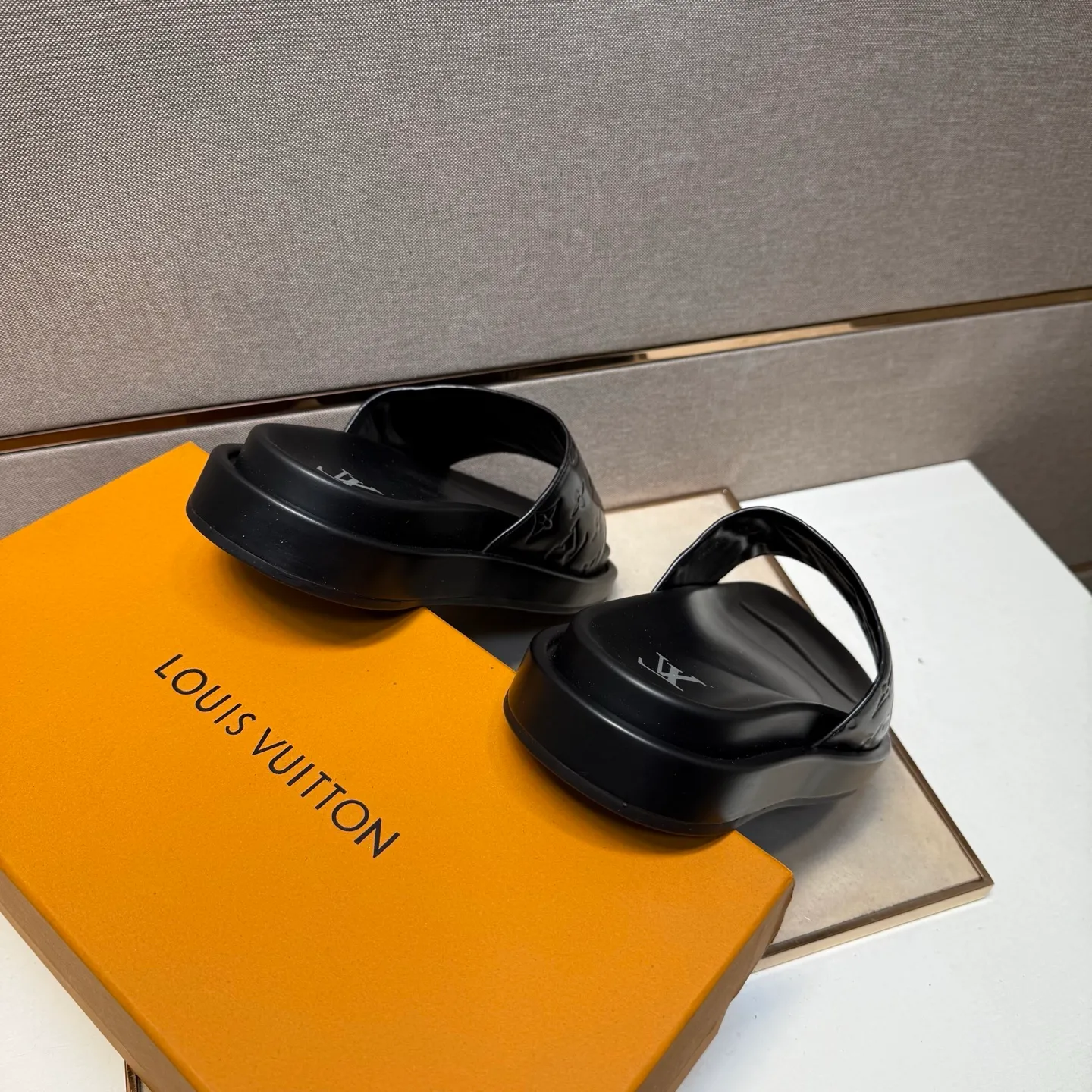 ⬛️Men's shoes 💰p400 [LV～] Men's casual slippers 2025z cabinet sales simultaneously 🔶Size: 39-44#️⃣ 🔷4 colors🔜The upper is made of cowhide stitching➕Genuine leather lining, comfortable and breathable, sole: original comfortable and wear-resistant outsole, ⚠️Real 📱Photographed🎬The real thing is better📢📢📢